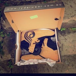 RyderWear NEW size 10. D-Maks in cork and black